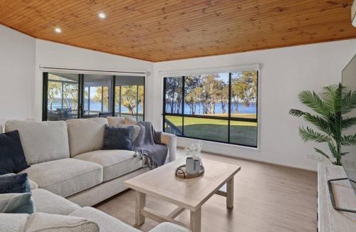 Tuggerawong House | Serenity by the Lake