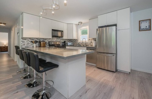 Colpoys Bay Cottage | Serenity & Fun at Mallory: Arcade, Views & More!