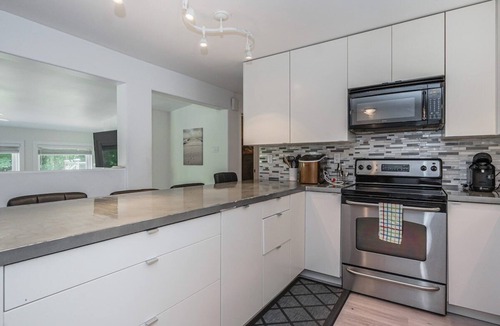 Colpoys Bay Cottage | Serenity & Fun at Mallory: Arcade, Views & More!