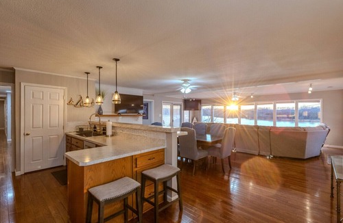 Harriman House | Serenity Dock on Watts Bar Lake