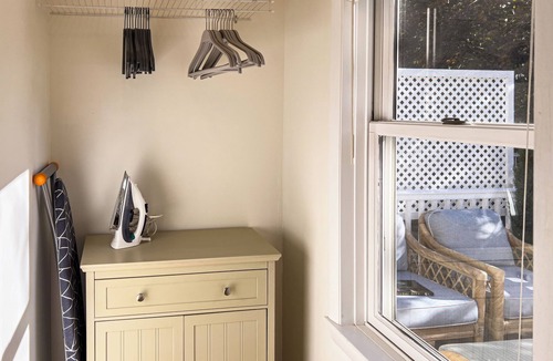 Monroe House | Serenity Haven: A Modern Retreat