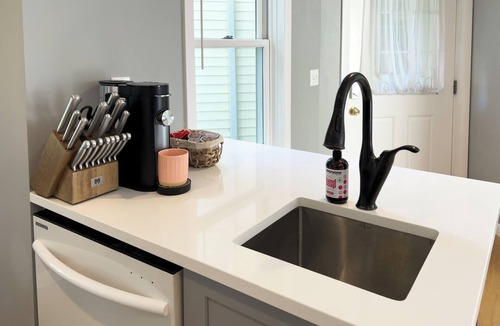 Monroe House | Serenity Haven: A Modern Retreat