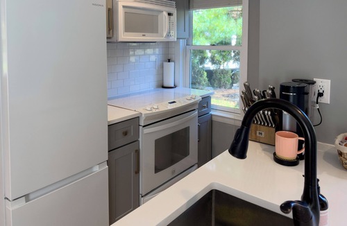 Monroe House | Serenity Haven: A Modern Retreat