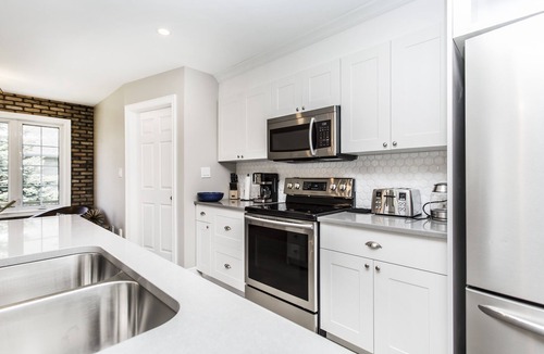 Historic Old Town House | SERENITY MODERN RENOVATED BEAUTIFUL BUNGALOW- in OLD TOWNE w Hot tub