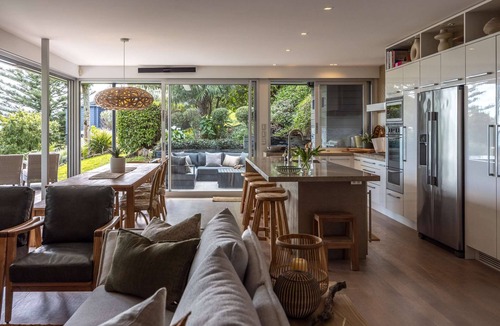 Ostend House | Serenity - Palm Beach Pathway Retreat