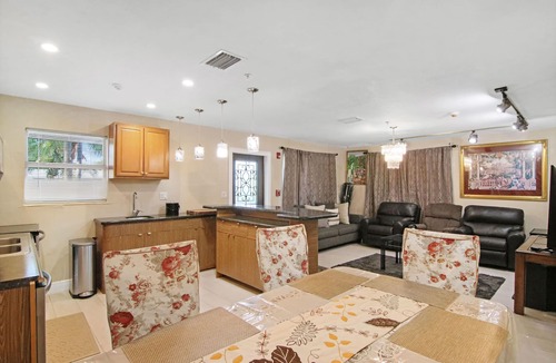 Lake Park House | Serenity Palm | Perfect stay for groups