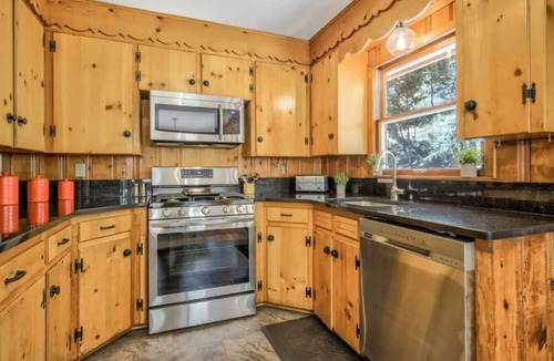 Cascade-Chipita Park House | Serenity Pines Hideaway w/HotTub