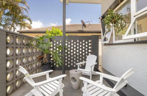 Scarborough House | Serenity & Poolside Sun - 400m to Beach