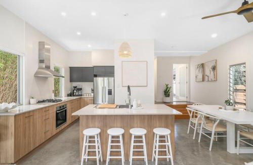 Scarborough House | Serenity & Poolside Sun - 400m to Beach