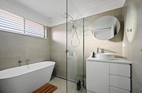 Orange East House | Serenity - Short Drive to CBD, Firepit