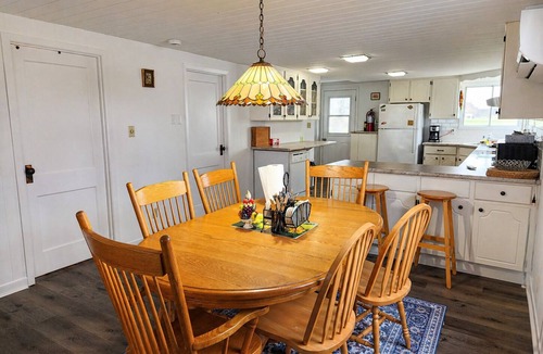 Dunnville Cottage | Serenity Stay: A cottage on the lake