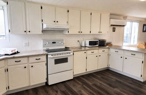 Dunnville Cottage | Serenity Stay: A cottage on the lake