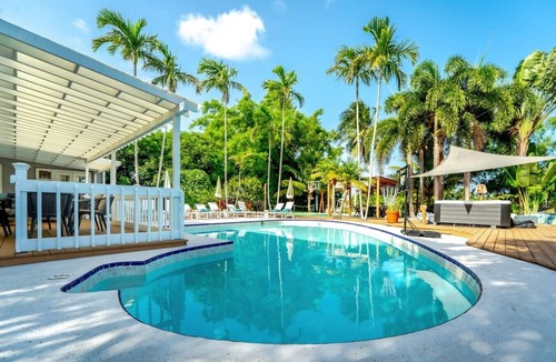 Lake Clarke Shores Villa | Serenity Stays ~ Waterfront, Pickleball, Hot Tb, Cinema, Sauna, Pool