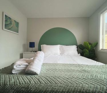 Lombard Apartment | Serenity & Style With Parking