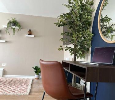 Lombard Apartment | Serenity & Style With Parking