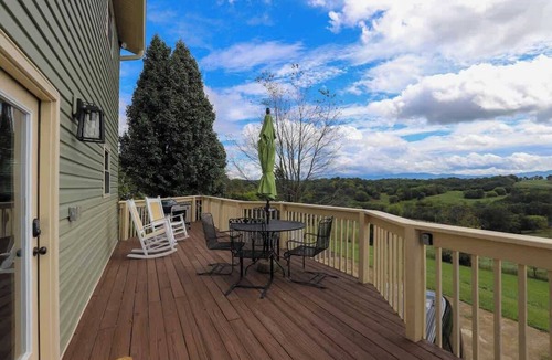 Greeneville House | Serenity with Mountain Views 3BR + Deckside Views