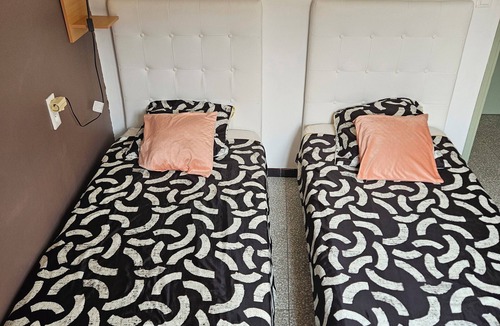 Lezignan-Corbieres Bed & Breakfast | Serge Le Belge room 2 single bed with balcony