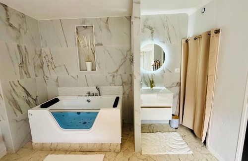 Convention House | Serini house jacuzzi