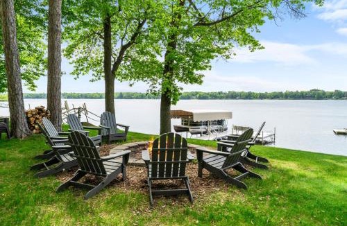 Crosby House | Serpent Lake Getaway