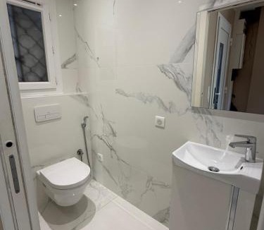 Ambares-et-Lagrave House | Service33