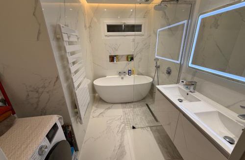 Ambares-et-Lagrave House | Service33