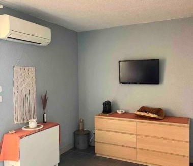 Sete Apartment | SETE, Studio Cabine,proche mer , Clim, Wifi, parking privé