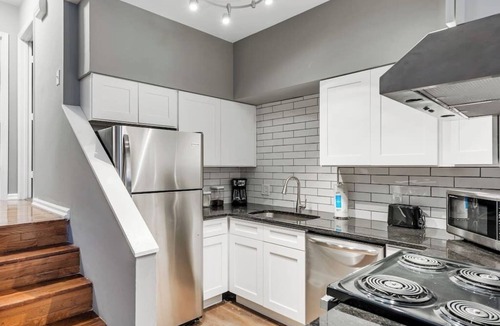 Soulard Condo | Settle into Soulard! 6 beds 2 full baths!