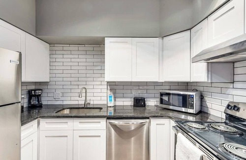 Soulard Condo | Settle into Soulard! 6 beds 2 full baths!