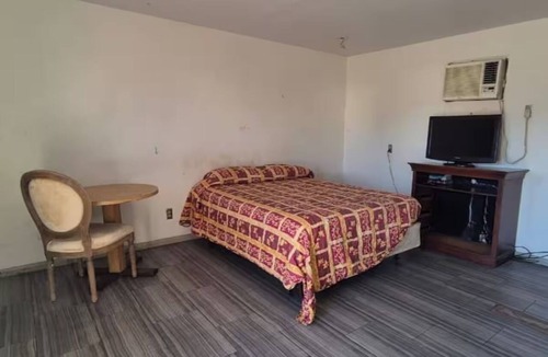 Sun Bay South Hotel | Settle Into a Queen Bed Near Picnic Island Park | Free Parking