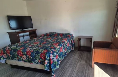 Sun Bay South Hotel | Settle Into a Queen Bed Near Picnic Island Park | Free Parking