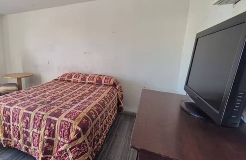 Sun Bay South Hotel | Settle Into a Queen Bed Near Picnic Island Park | Free Parking