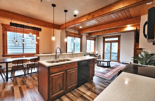 Deer Valley House | Settler's Ridge #7 - On Deer Valley Drive - Easy Walk/Shuttle to Skiing and Main St.