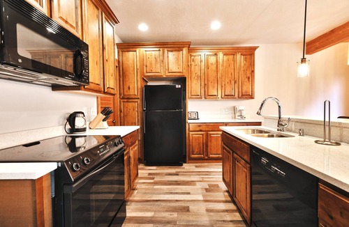 Deer Valley House | Settler's Ridge #7 - On Deer Valley Drive - Easy Walk/Shuttle to Skiing and Main St.