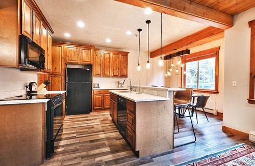 Deer Valley House | Settler's Ridge #7 - On Deer Valley Drive - Easy Walk/Shuttle to Skiing and Main St.