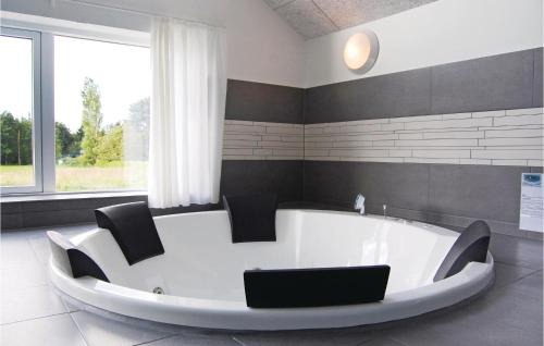 Lohals House | Seven-Bedroom Holiday Home Tranekær With A Room Hot Tub 03
