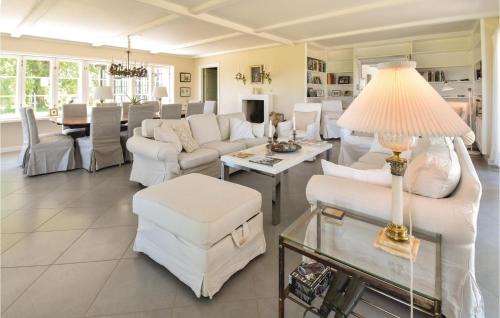 Ryslinge House | Seven-Bedroom Holiday Home In Orbak