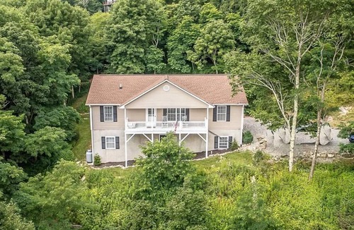 Seven Devils House | Seven Devils Sunrise - Updated home with mountain views, gas firetable, & game room!