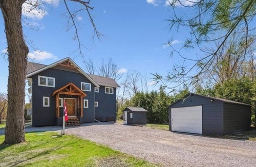 Severn Bridge Cottage | Severn River Luxury Retreat, 3 bds, 2,5 bath, sleeps 9 ppl, dogs welcome!