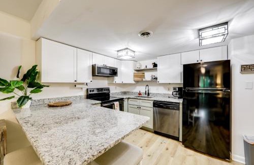 Sevierville House | Sevierville Condo w/Balcony + Pool Access!