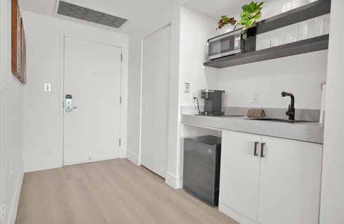 Coconut Grove Apartment | SF Tropical Paradise - Spacious 3/3