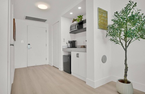 Coconut Grove Apartment | SF Tropical Paradise - Spacious 3/3
