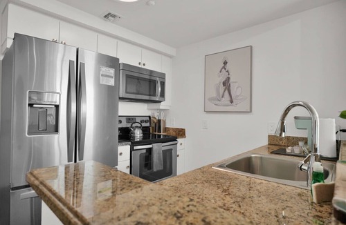 Coconut Grove Apartment | SF Tropical Paradise - Spacious 3/3