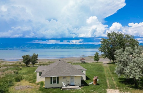 Dingle House | Shabby Chic 3 Bears Beach House with Private Beach Access