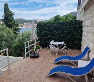 Krizni rat Apartment | Shabby chic beach cottage Hvar