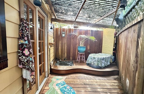 Ingleside Terraces Cottage | Shabby Chic Cottage with Soaking Tub