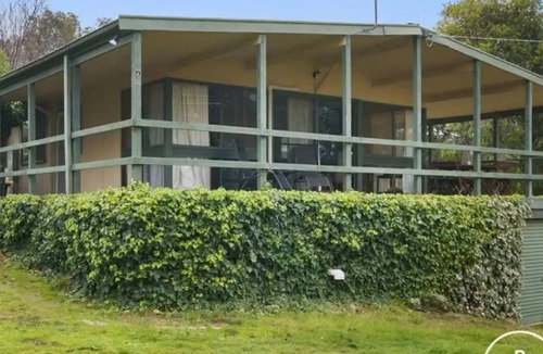 Goughs Bay House | Shack by the lake