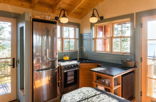 Lunenburg County Apartment | Shackup Tower - 30 ft in the air & hot tub & surf
