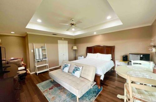 Temple House | Shaded Oaks Peaceful Golf Course and Close to BSW