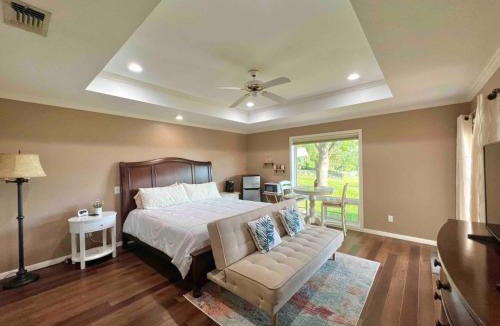 Temple House | Shaded Oaks Peaceful Golf Course and Close to BSW
