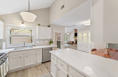 Grogan's Mill House | Shaded Poolside Haven In The Woodlands